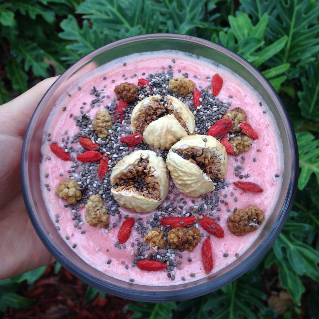 Easy Breakfast Smoothie Bowl – Strawberry